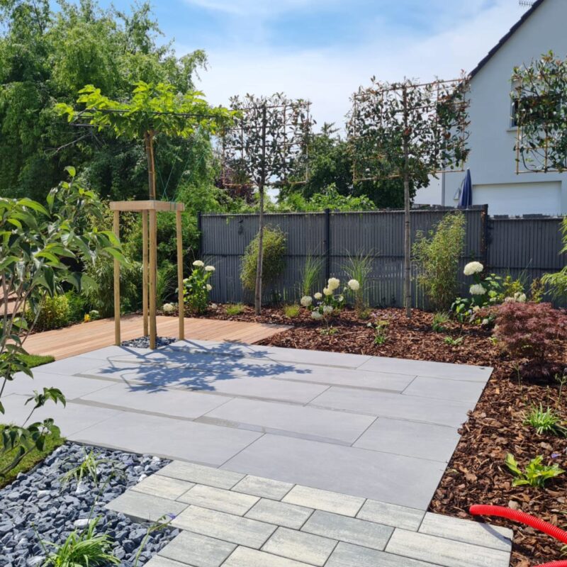 Terrasse cosy composée d&#8217;un dallage en grès cérame et d&#8217;un planché en IPE Colmar 1