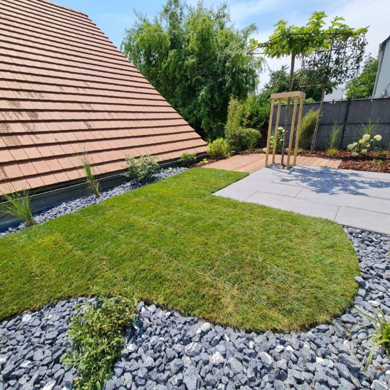 Terrasse cosy composée d&#8217;un dallage en grès cérame et d&#8217;un planché en IPE Pfastatt 3