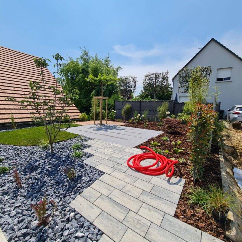 Terrasse cosy composée d&#8217;un dallage en grès cérame et d&#8217;un planché en IPE Gérardmer 4