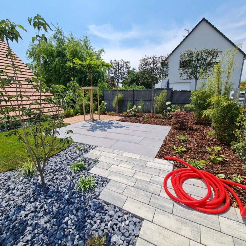 Terrasse cosy composée d&#8217;un dallage en grès cérame et d&#8217;un planché en IPE Rixheim 5