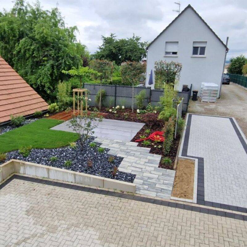 Terrasse cosy composée d&#8217;un dallage en grès cérame et d&#8217;un planché en IPE Wittenheim 6