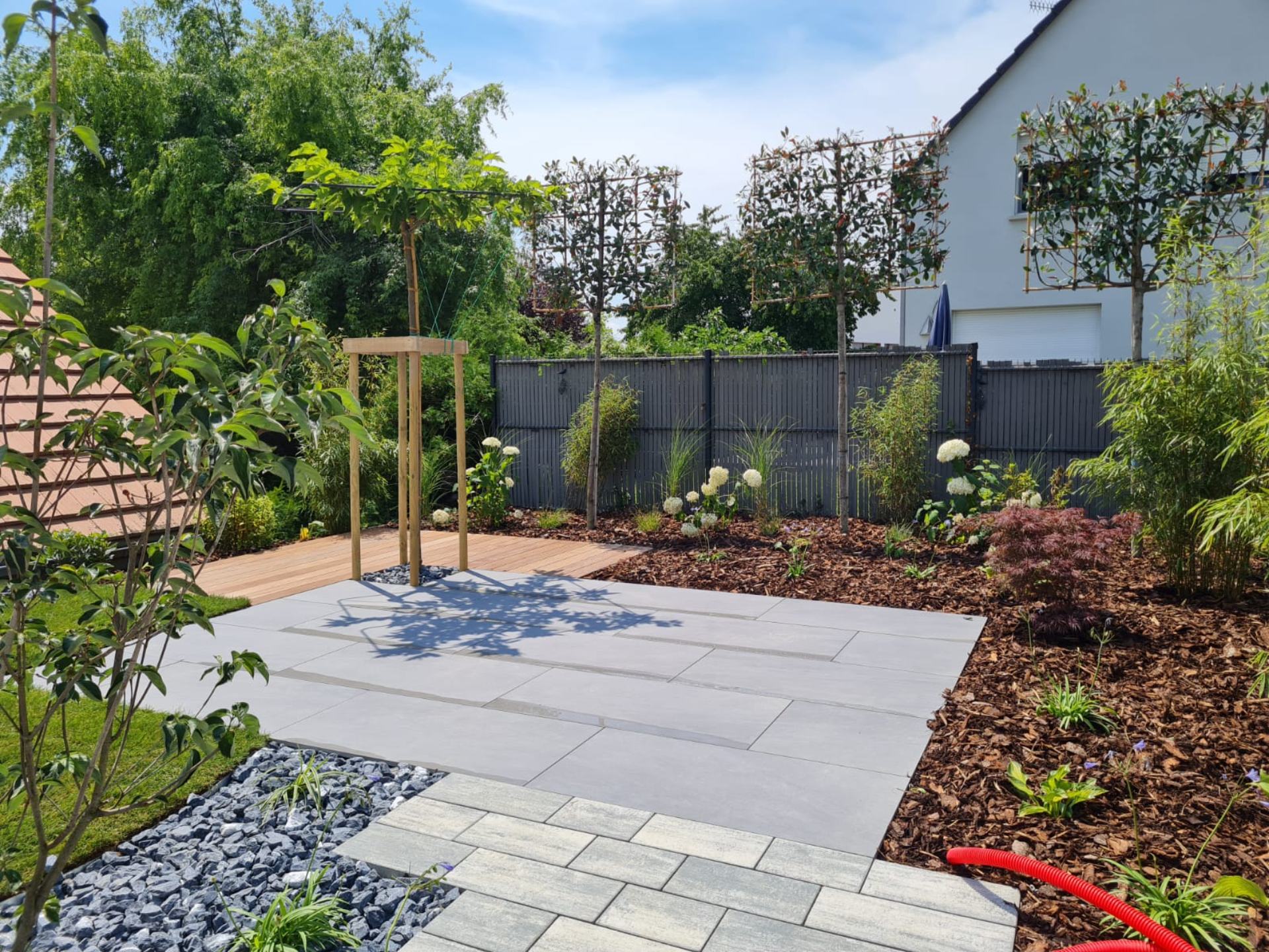 Terrasse cosy composée d&#8217;un dallage en grès cérame et d&#8217;un planché en IPE Mulhouse